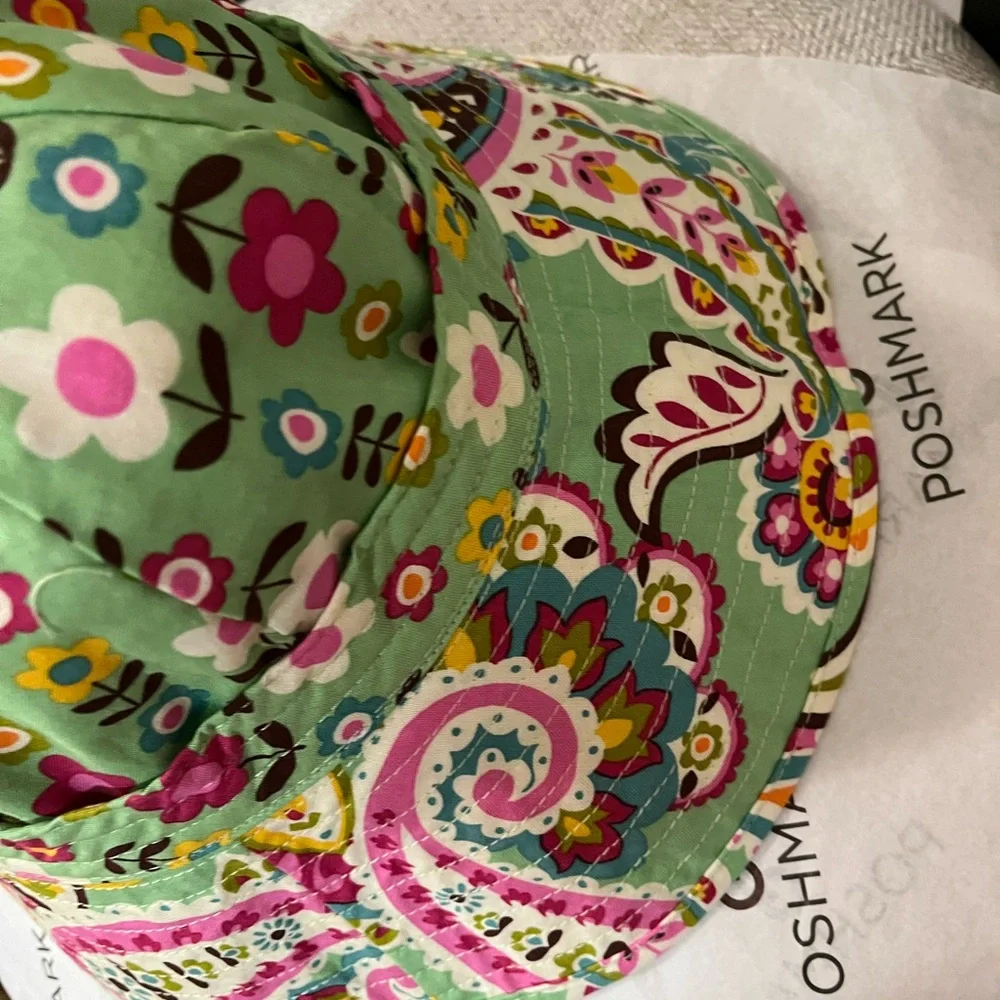 VERA BRADLEY NWOT AUTHENTIC TUTTI FRUTTI GREEN PAISLEY REVERSIBLE BUCKET HAT